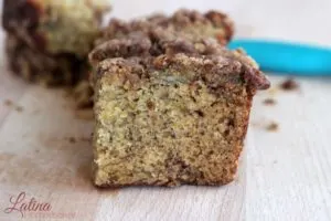 Cinnamon Crumble Banana Bread-A delicious and moist banana bread that is topped off with a cinnamon crumble for the ultimate treat. This recipe is a must try!