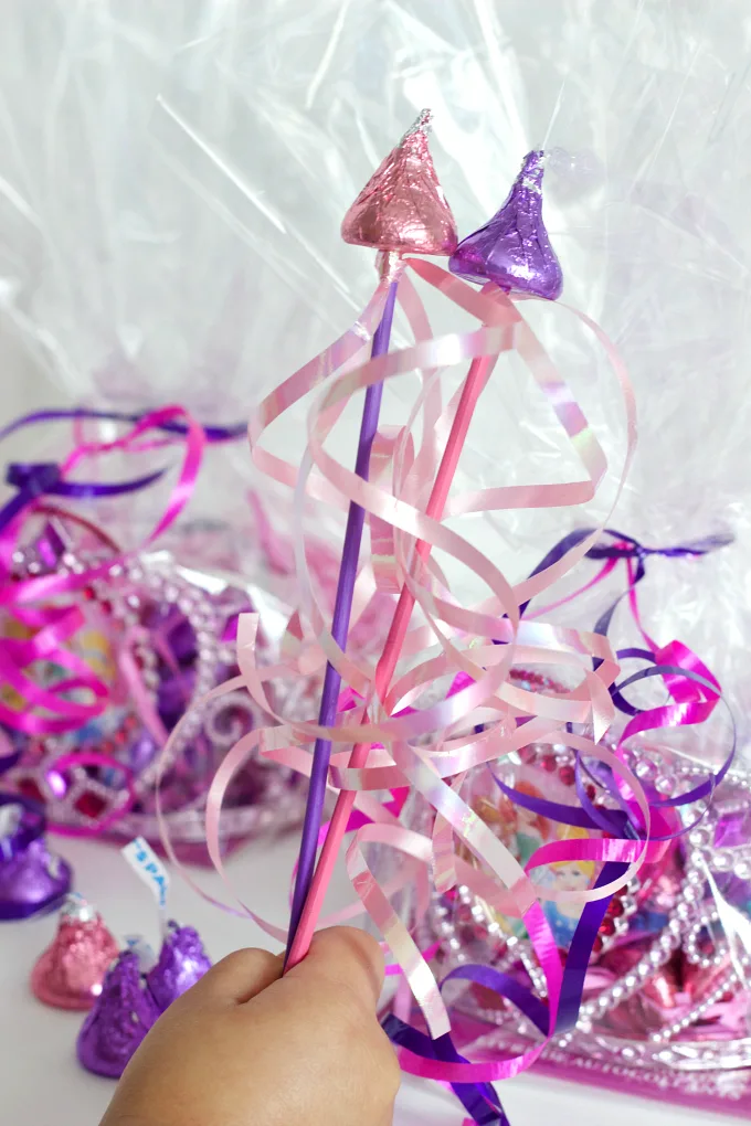 Easy Birthday Party Decor For Any Theme. Fun and easy ways to keep decorate your child's next birthday party. Including fun princess-themed party favors!