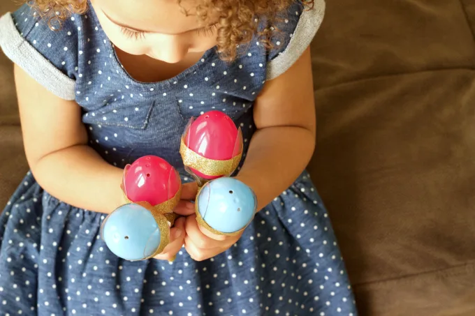 A fun tutorial for Cinco de Mayo Maracas that not only make noise, but also smell amazing!