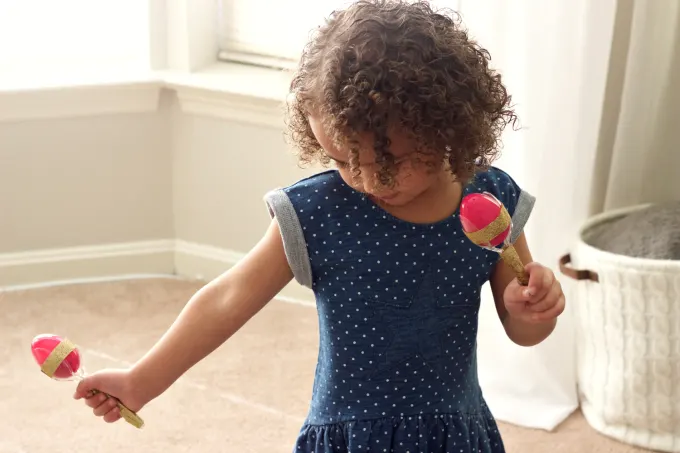A fun tutorial for Cinco de Mayo Maracas that not only make noise, but also smell amazing!